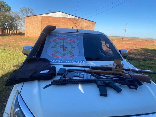 Allanamiento e incautación de armas de fuego y vehículo en Tacuatí