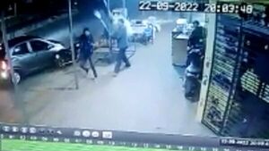 Pizzero "amasó" a palos a un motochorro