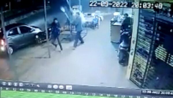 Pizzero "amasó" a palos a un motochorro
