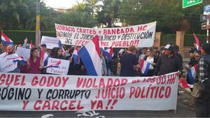 Manifestantes exigen a Cartes que deje de apoyar al defensor del Pueblo