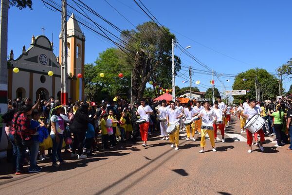 Colorido desfile estudiantil rinde homenaje a la Virgen de las Mercedes de Areguá - Nacionales - ABC Color