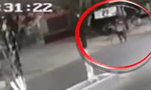 Brutal agresión a una mujer en la calle - C9N