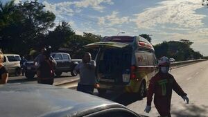 Ciclista muere tras quedar incrustado por el parabrisas de un auto