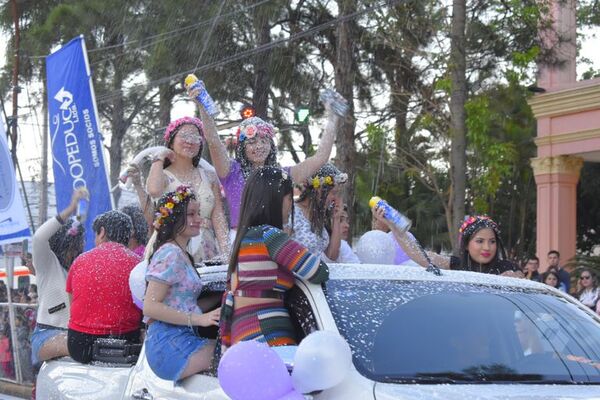 Colorido “Corso de las Flores” da la bienvenida a la primavera en Villarrica - Nacionales - ABC Color