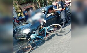 Ciclista muere tras incrustarse por el parabrisas de un auto