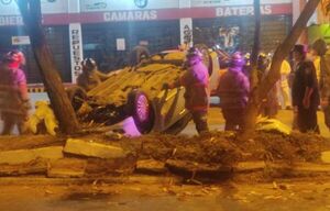 Vehículo volcó sobre avenida Fernando de la Mora - Policiales - ABC Color