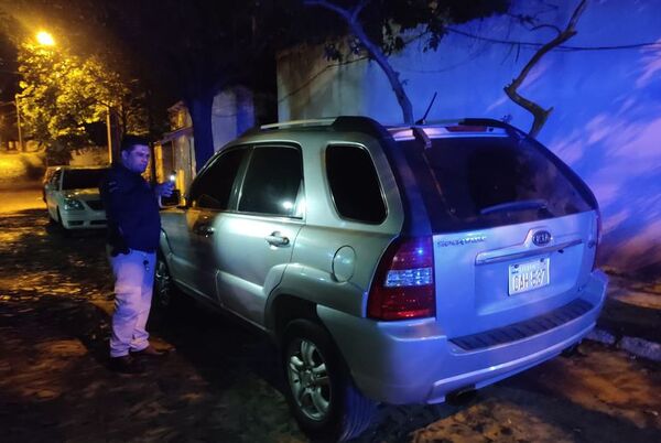 Hallan abandonada una camioneta denunciada como robada en Asunción - Policiales - ABC Color