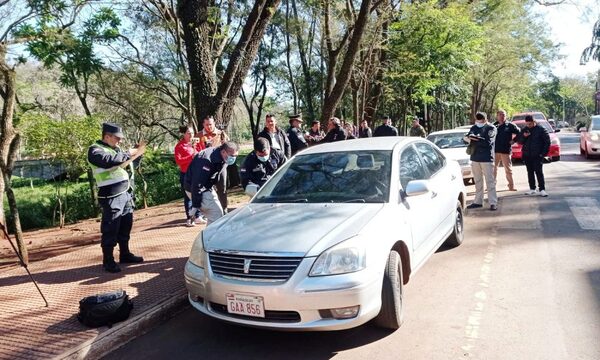 Delincuentes abandonan vehículo robado tras persecución policial – Diario TNPRESS