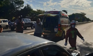 Ciclista muere tras quedar incrustado por el parabrisas de un auto - Noticiero Paraguay