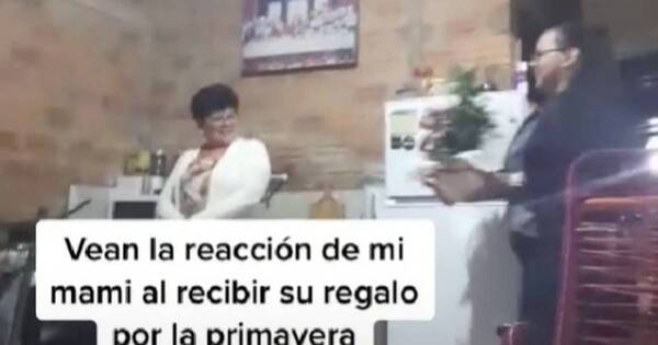 La Nación / Viral: sorprendió a su madre con las entradas del show de Marco Antonio Solís en Paraguay