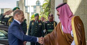 La Nación / Para gira por el Golfo, jefe de gobierno alemán llegó a Arabia Saudita