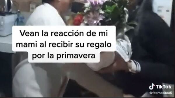 Regaló a su mamá dos entradas para ir al concierto de Marco Antonio Solís
