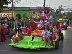 Crónica / [VIDEO] Palmeada por la primavera: Corso de las flores vuelve con todo