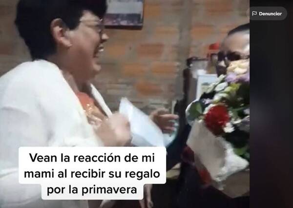 Crónica / [VIDEO] Regalaron a su mamá entradas para ver al "Buki" y la doña emocionó a todos con su reacción