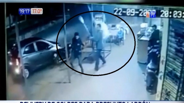 ¡Una orden de justicia! Pizzero reduce a palazos a delincuente en San Lorenzo | Noticias Paraguay