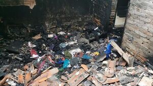 Incendio consume una vivienda en Zeballos Cué - Policiales - ABC Color