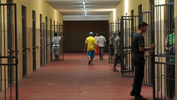 Miembros del PCC piden destitución del director de Institutos Penales