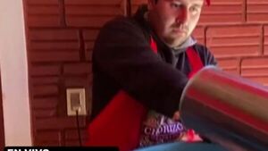 Joven lograr terminar su carrera vendiendo chorizos caseros en Misiones