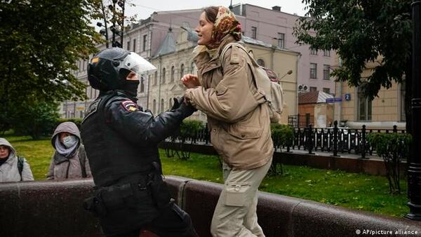 Nuevas protestas contra la movilización parcial dejan más de 700 detenidos en Rusia