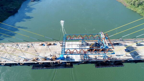 Primeros vehículos circulan por el puente