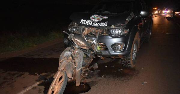 La Nación / Patrullera de la Policía chocó contra una moto y dejó dos fallecidos