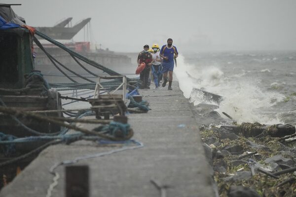 Filipinas evacúa zonas costeras y paraliza transporte marítimo por tifón - El Independiente