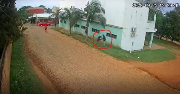 Crónica / [VIDEO] Cámara capta el momento en que joven es asesinado a puñaladas