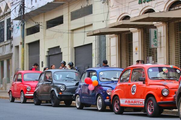 Crónica / [GALERÍA] Vehículos antiguos se tunearon para el “Corso de las Flores” que se suspendió por el mal tiempo