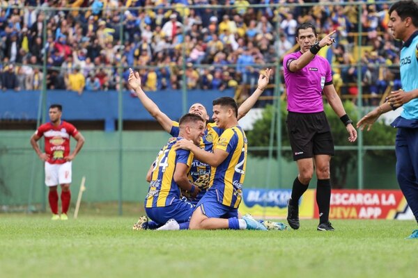 Luqueño logró un triunfo agónico y el retorno a Primera está cada vez más cerca