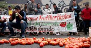 La Nación / Nueva movilización de productores de tomates en Asunción es irreversible