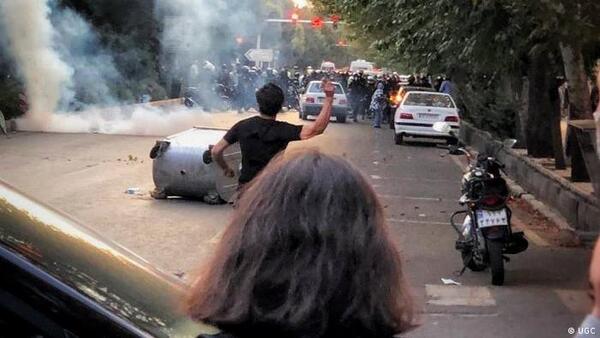 Presidente de Irán pide a la policía reprimir “con firmeza” las protestas