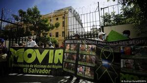 El Salvador: familias de personas detenidas protestan frente a Catedral