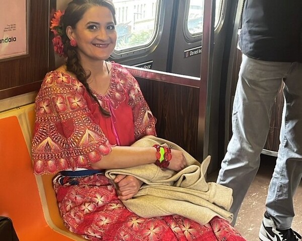 Karai emociona al rollo al publicar foto de una paraguaya en el tren de NY