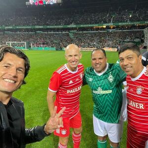 Haedo Valdez y otras ex estrellas en el homenaje a Claudio Pizarro - Fútbol Internacional - ABC Color