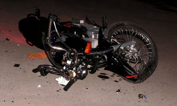 Patrullera arrolla y mata a dos personas que iban en moto sin luz, según la Policía - Noticiero Paraguay