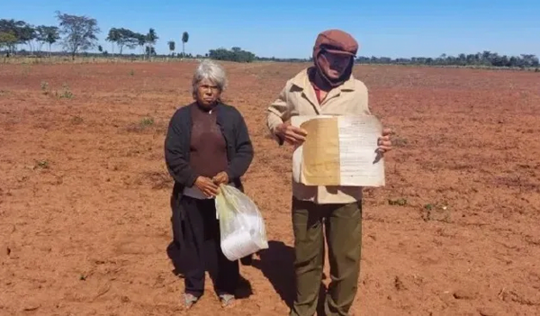 Humildes abuelitos denuncian invasión de sus 20 hectáreas por parte de brasileño - Noticiero Paraguay