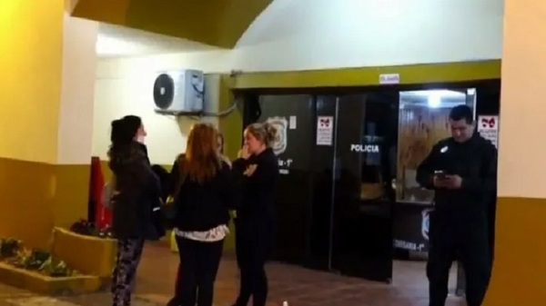 Arrestan a mujeres por presunto hurto - Paraguaype.com