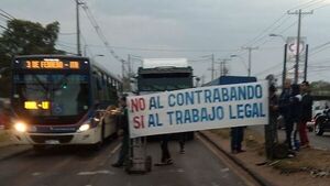 Importadores protestan contra el contrabando en el Mercado de Abasto