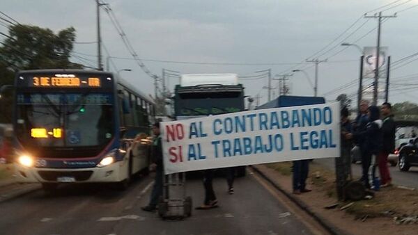 Importadores protestan contra el contrabando en el Mercado de Abasto