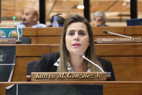 Kattya González afirma que Santiago Peña toda la vida protegió a delincuentes  - Megacadena — Últimas Noticias de Paraguay