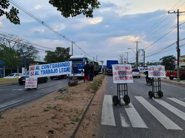 Comerciantes frutihortícolas cierran media calzada frente al Abasto