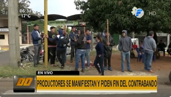 Productores protestan sobre avenida Defensores contra el contrabando