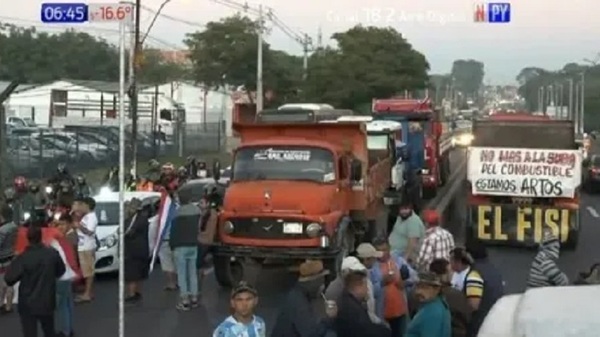 Camioneros se manifestarán en inauguración de Odesur de no bajar el combustible | Noticias Paraguay