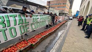 Tomateros se manifiestan contra contrabando, 'la enfermedad más grande' de la producción nacional