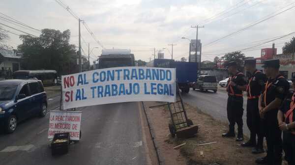 Diario HOY | Importadores frutihortícolas protestan frente al Abasto para exigir medidas al Gobierno