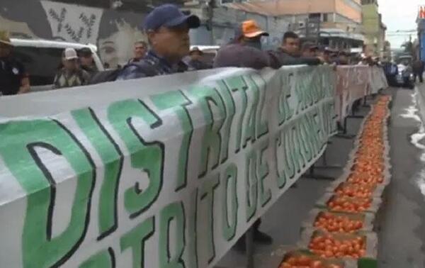 Productores de tomate se manifiestan frente al Ministerio de Agricultura – Prensa 5