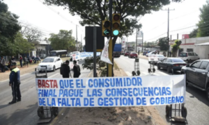 Importadores protestan contra el contrabando en el Mercado de Abasto