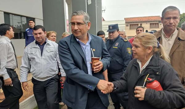 Juan Carlos Vera retorna a la Gobernación del Guairá para ocupar su cargo - Noticiero Paraguay