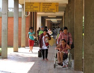 Disparo verbal de candidato oficialista contra desastre en sistema de salud pública genera interrogantes y dudas – La Mira Digital