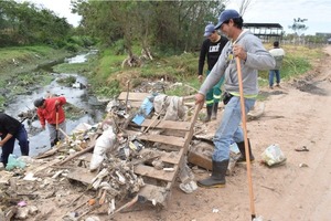 LIMPIAN ARROYO EN ÑU GUASU •